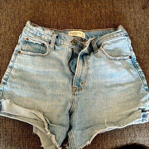 Abercrombie size 27|4 Abercrombie High rise dad short